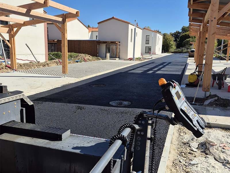 Pose enrobe goudronnage creation parking pavet portugais - Ent Lamagnere - Texte 1